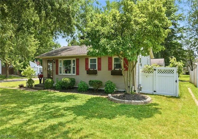 3rd image of 1799 Lemont Dr, Youngstown, OH 44514 | MLS# 5228173