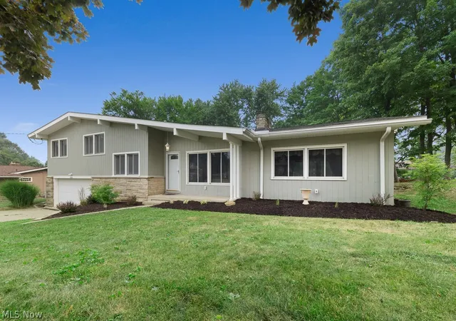 Photo 4 of Single family home for sale at 332 Smith Dr, Tallmadge, OH 44278 | MLS# 5228906 | Listing updated on 2026-07-31