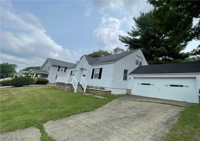 Photo 2 of Single family home for sale at 810 Highland Blvd, Coshocton, OH 43812 | MLS# 5228876 | Listing updated on 2026-08-29