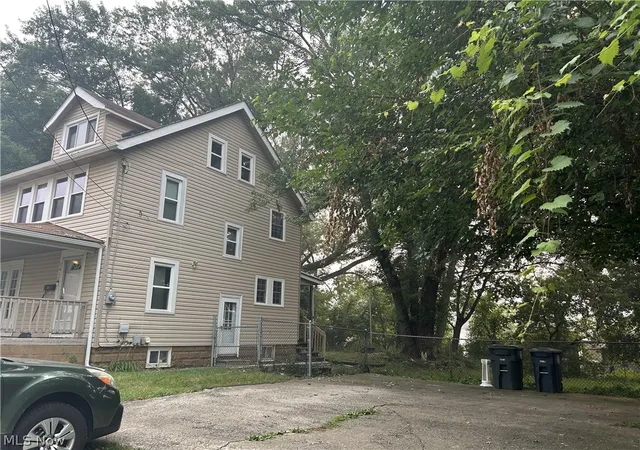 Photo 4 of Single family home for sale at 1012 Kling St, Akron, OH 44301 | MLS# 5228981 | Listing updated on 2026-08-31