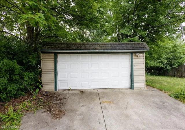Homes for sale in Cleveland, OH | 16906 Holly Hill Dr, Cleveland, OH 44128 | MLS# 5228516