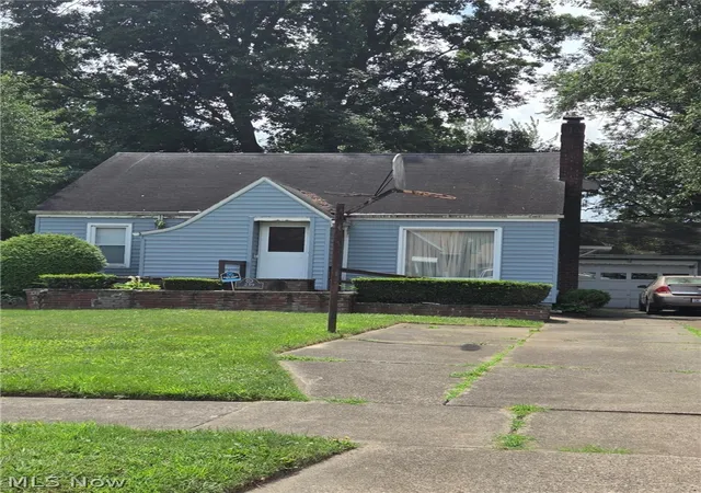 Photo 2 of Single family home for sale at 239 Gladstone St, Campbell, OH 44405 | MLS# 5229195 | Listing updated on 2026-09-01