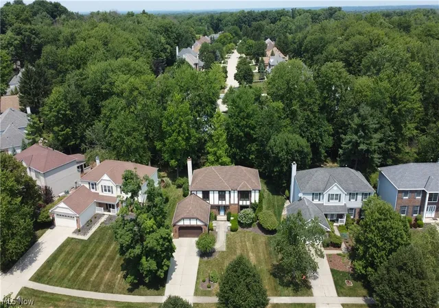 2nd image of 16932 Willow Wood Dr, Strongsville, OH 44136 | MLS# 5229126