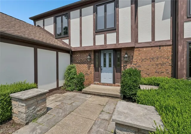 4th image of 16932 Willow Wood Dr, Strongsville, OH 44136 | MLS# 5229126