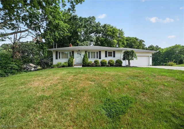 Homes for sale in Green, OH | 673 Knollwood Dr, Green, OH 44685 | MLS# 5228952