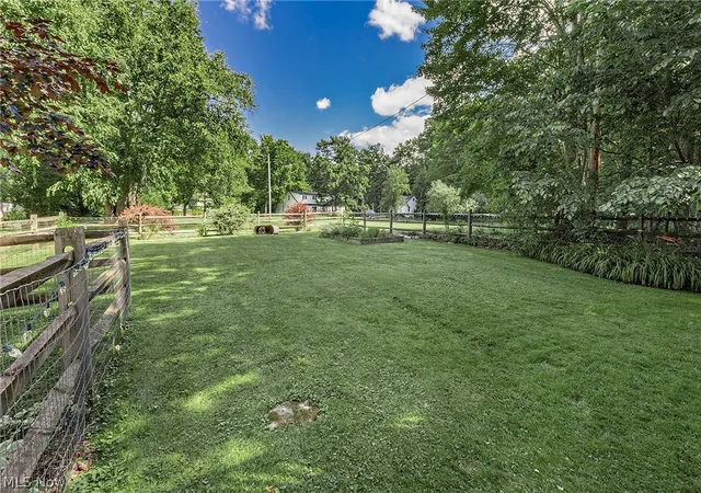 4th image of 15879 Hemlock Rd, Chagrin Falls, OH 44022 | MLS# 5229452