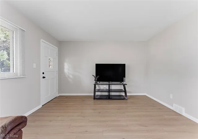 5th image of 5653 Vickie Ln, Bedford, OH 44146 | MLS# 5225812