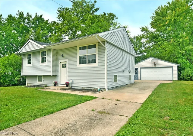 Photo 2 of Sale Pending at 8143 Venice Hts Dr NE, Warren, OH 44484 | MLS# 5229658 | Listing updated on 2026-09-30