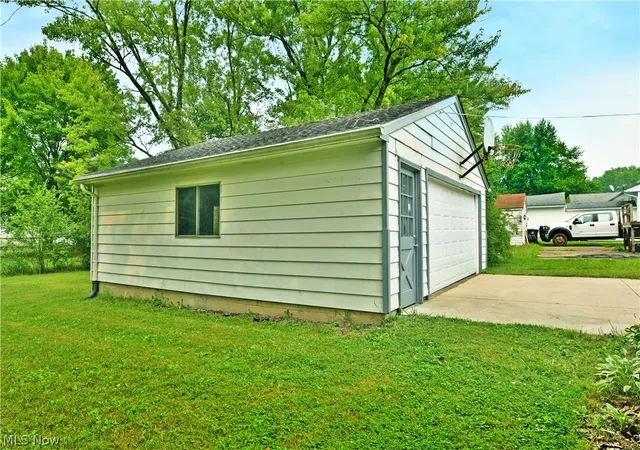 Photo 4 of Sale Pending at 8143 Venice Hts Dr NE, Warren, OH 44484 | MLS# 5229658 | Listing updated on 2026-09-30