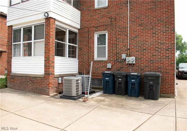 Listing Photo 2 - Condo for sale in building located at 5589 Mayfield Rd, Cleveland, OH 44124 - Unit #