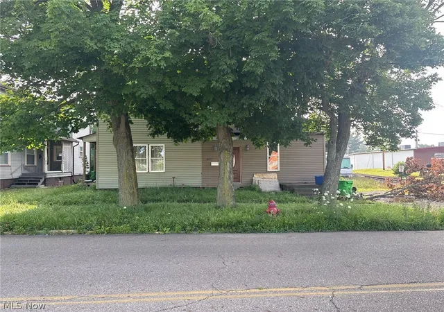 Photo 2 of Sale Pending at 405 N Uhrich St, Uhrichsville, OH 44683 | MLS# 5229803 | Listing updated on 2026-08-04