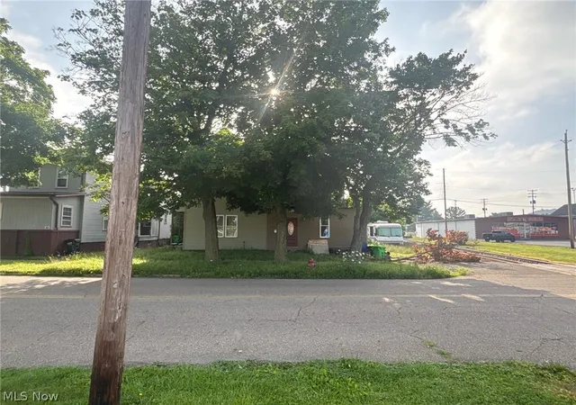 Photo 3 of Sale Pending at 405 N Uhrich St, Uhrichsville, OH 44683 | MLS# 5229803 | Listing updated on 2026-08-04