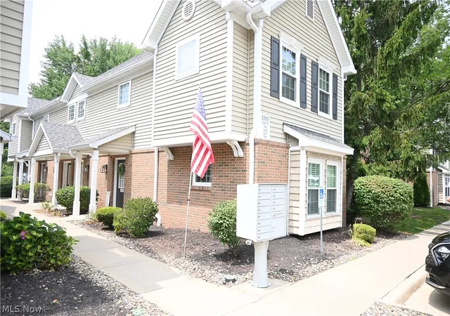 2nd image of 3395 Lenox Vlg Dr, Fairlawn, OH 44333