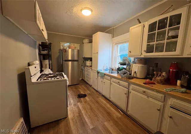 Photo 4 of Sale Pending at 847 Carlysle St, Akron, OH 44310 | MLS# 5229820 | Listing updated on 2026-08-31