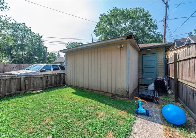 Listing Photo 5 - Condo for sale in building located at 3097 Bradwell Ave, Cleveland, OH 44109