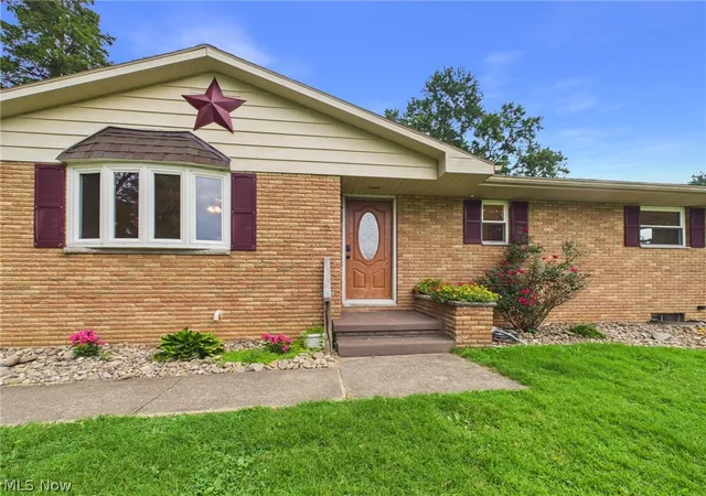 2nd image of 1301 Washington Gardens Cir, Washington, WV 26181 | MLS# 5228782