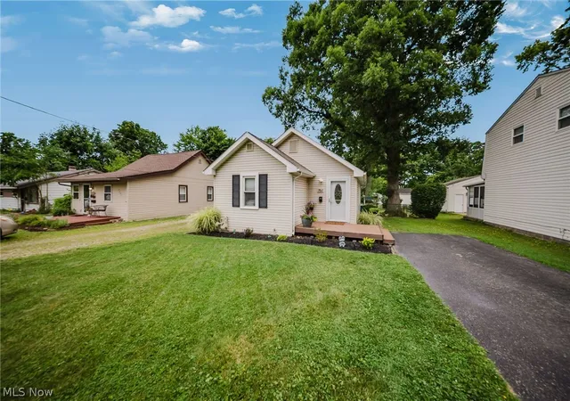 3rd image of 7611 Manor Dr, Mentor On The Lake, OH 44060 | MLS# 5230045