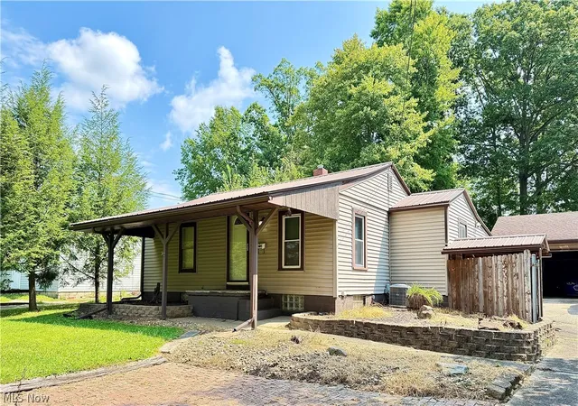 Photo 2 of Single family home for sale at 2108 Clermont Ave Ne, Warren, OH 44483 | MLS# 5229526 | Listing updated on 2026-08-31