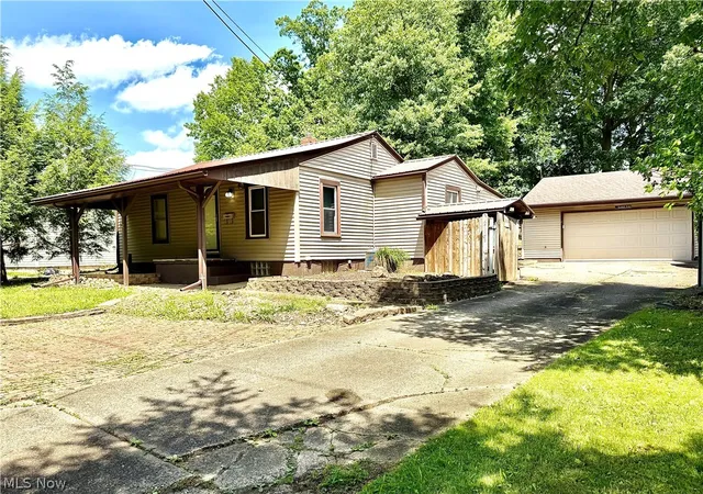 Photo 4 of Single family home for sale at 2108 Clermont Ave NE, Warren, OH 44483 | MLS# 5229526 | Listing updated on 2026-08-31