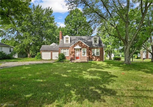 1st image of 374 Niles Cortland Rd Se, Warren, OH 44484 | MLS# 5230328