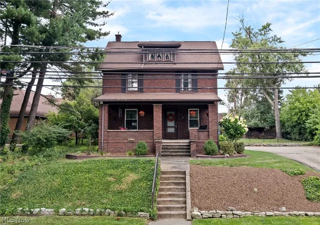 2nd image of 223 Glenwood St Sw, North Canton, OH 44720 | MLS# 5229609