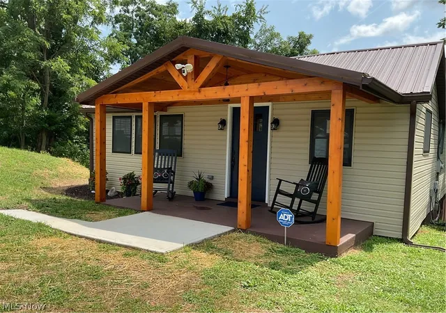 Photo 2 of Single family home for sale at 1405 Ridgeway Ave, Parkersburg, WV 26101 | MLS# 5229967 | Listing updated on 2026-08-17