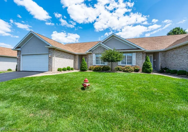 2nd image of 831 Auburn Hls Dr, Youngstown, OH 44512