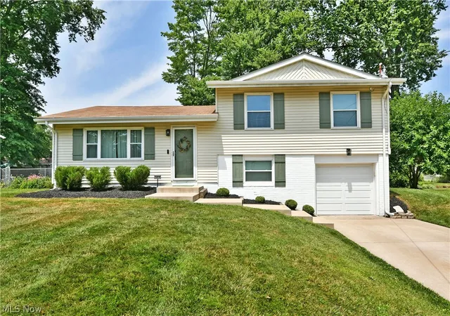 1st image of 3819 Adrian Dr Se, Warren, OH 44484 | MLS# 5230454