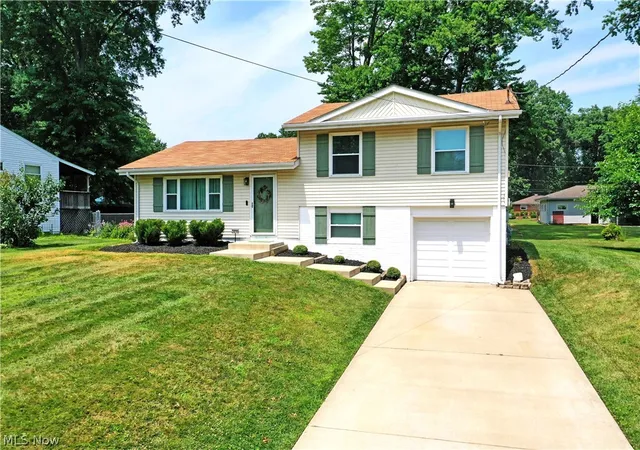 2nd image of 3819 Adrian Dr Se, Warren, OH 44484 | MLS# 5230454