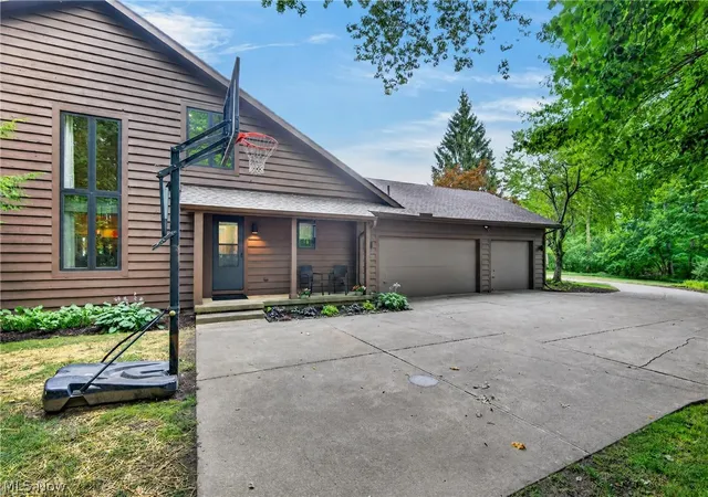 3rd image of 2571 Cedarwood Rd, Cleveland, OH 44124 | MLS# 5228407