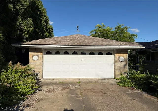 Photo 3 of Sale Pending at 610 Broadview Cir, East Liverpool, OH 43920 | MLS# 5230702 | Listing updated on 2026-08-20