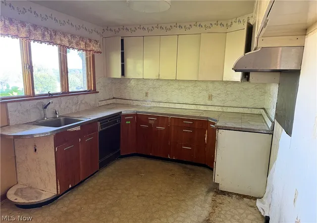 Photo 4 of Sale Pending at 610 Broadview Cir, East Liverpool, OH 43920 | MLS# 5230702 | Listing updated on 2026-08-20