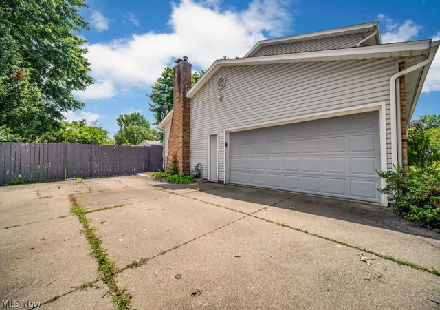 Photo 2 of Single family home for sale at 731 Redwood Dr, Canal Fulton, OH 44614 | MLS# 5230234 | Listing updated on 2026-10-04