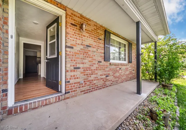 Photo 3 of Single family home for sale at 731 Redwood Dr, Canal Fulton, OH 44614 | MLS# 5230234 | Listing updated on 2026-10-04