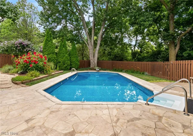 Photo 3 of Sale Pending at 559 Berkshire Dr, Medina, OH 44256 | MLS# 5230563 | Listing updated on 2026-08-10