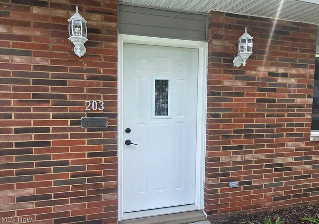 Photo 2 of Single family home for sale at 203 Paxton Rd, Eastlake, OH 44095 | MLS# 5230516 | Listing updated on 2026-09-25