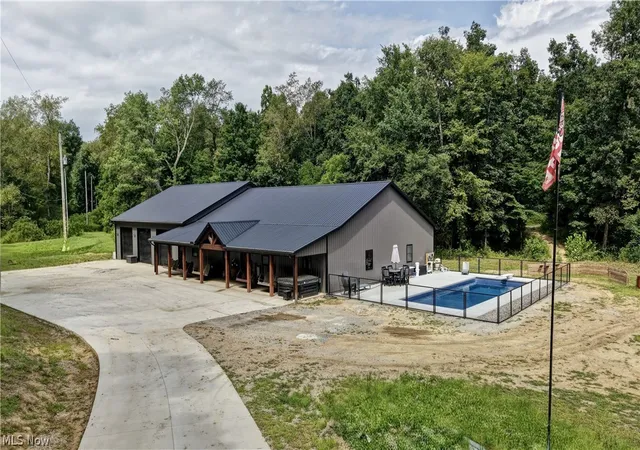 Photo 3 of Single family home for sale at 6168 SE Buckeye Holw Rd, Uhrichsville, OH 44683 | MLS# 5230030 | Listing updated on 2026-09-15