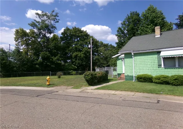 3rd image of 824 Grandview Ave, Coshocton, OH 43812 | MLS# 5230940