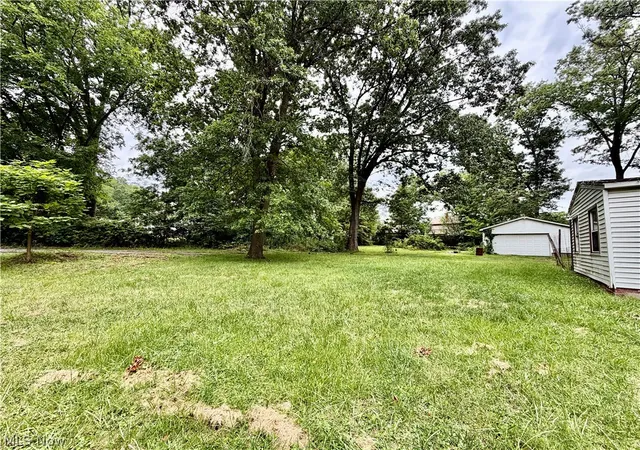 Photo 2 of Sale Pending at 3275 Crestview Ave, Warren, OH 44484 | MLS# 5230926 | Listing updated on 2026-08-19