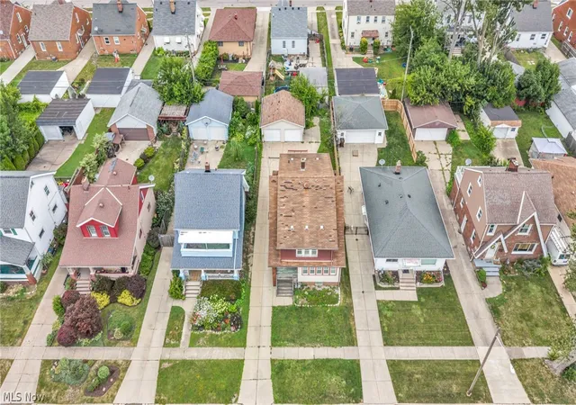 Listing Photo 2 - Condo for sale in building located at 3016 Tuxedo Ave, Cleveland, OH 44134 - Unit #