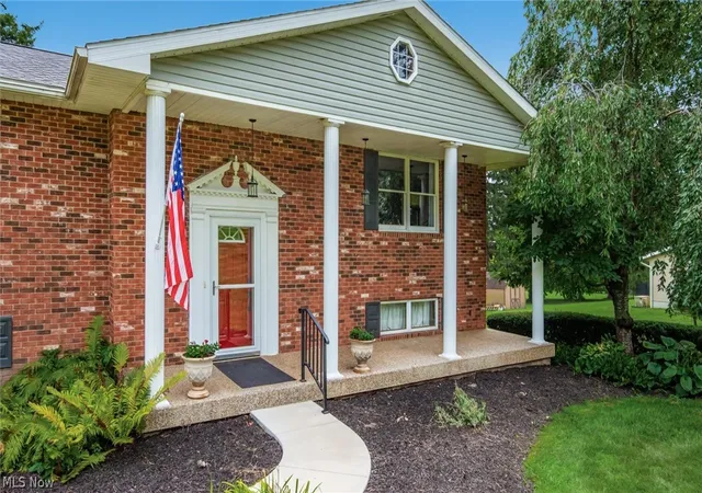 Photo 3 of Sale Pending at 2700 Stanway Dr, Zanesville, OH 43701 | MLS# 5229986 | Listing updated on 2026-10-06