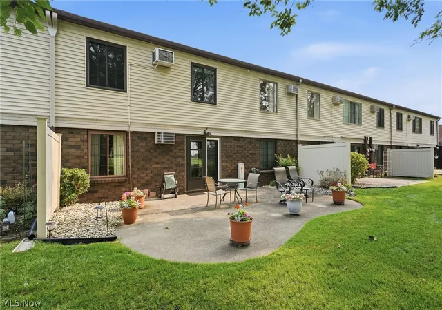 Listing Photo 2 - Condo for sale in building located at 4708 Venice Hts Blvd, Sandusky, OH 44870 - Unit #