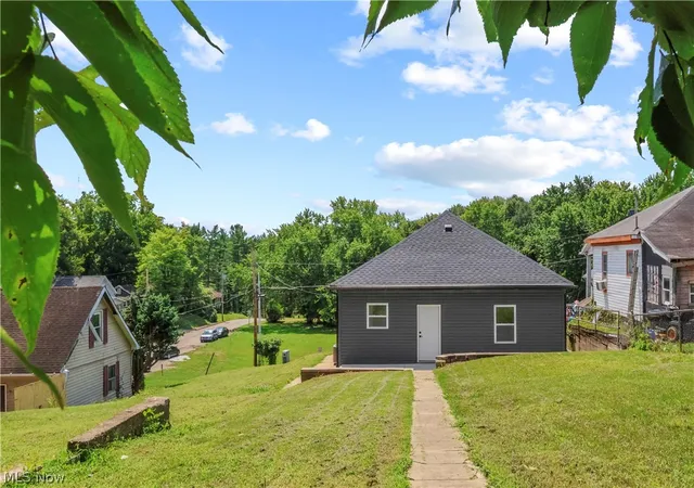 Photo 3 of Single family home for sale at 1235 Swingle St, Zanesville, OH 43701 | MLS# 5230416 | Listing updated on 2026-10-07