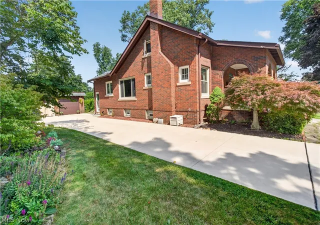 Photo 4 of Single family home for sale at 156 Woodhill Dr, Amherst, OH 44001 | MLS# 5230989 | Listing updated on 2026-08-21