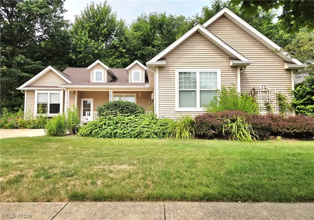 Photo 4 of Single family home for sale at 1901 Pembrooke Ln, Avon, OH 44011 | MLS# 5221908 | Listing updated on 2026-08-13