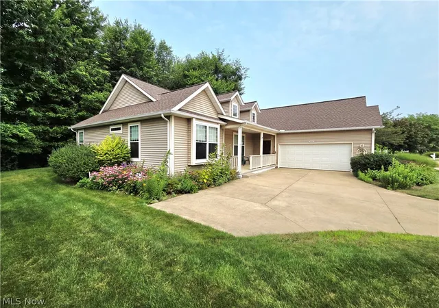 Photo 5 of Single family home for sale at 1901 Pembrooke Ln, Avon, OH 44011 | MLS# 5221908 | Listing updated on 2026-08-13