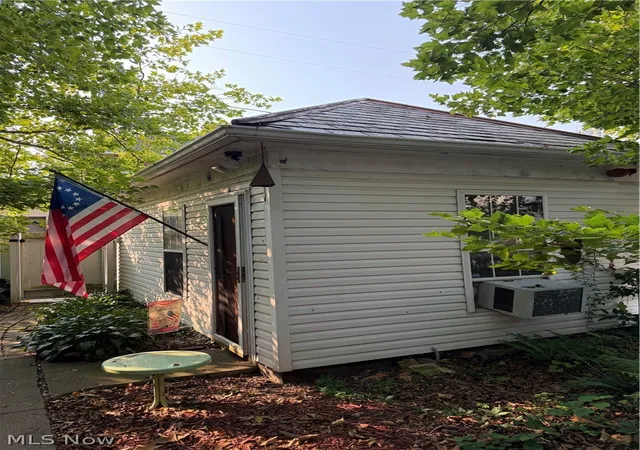 Photo 3 of Single family home for sale at 330 Vine St, East Liverpool, OH 43920 | MLS# 5231248 | Listing updated on 2026-07-31