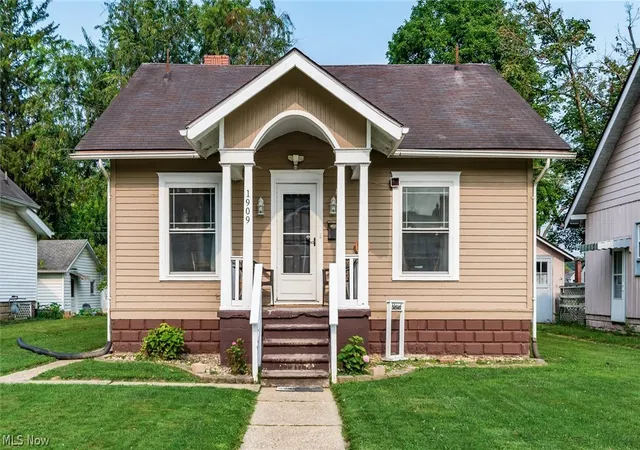 1st image of 1909 Hazel Ave, Zanesville, OH 43701 | MLS# 5230232