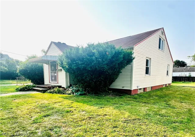 Photo 3 of Single family home for sale at 802 Sherlock Pl Ne, Canton, OH 44714 | MLS# 5231389 | Listing updated on 2026-09-15