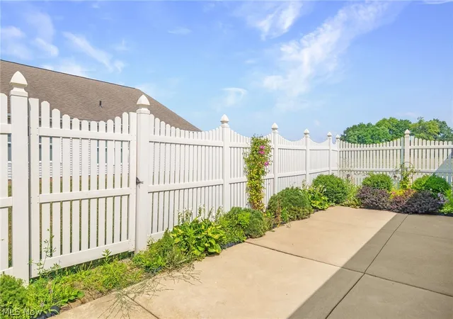 Listing Photo 2 - Condo for sale in building located at 105 Northcliff Ln, Rittman, OH 44270 - Unit #